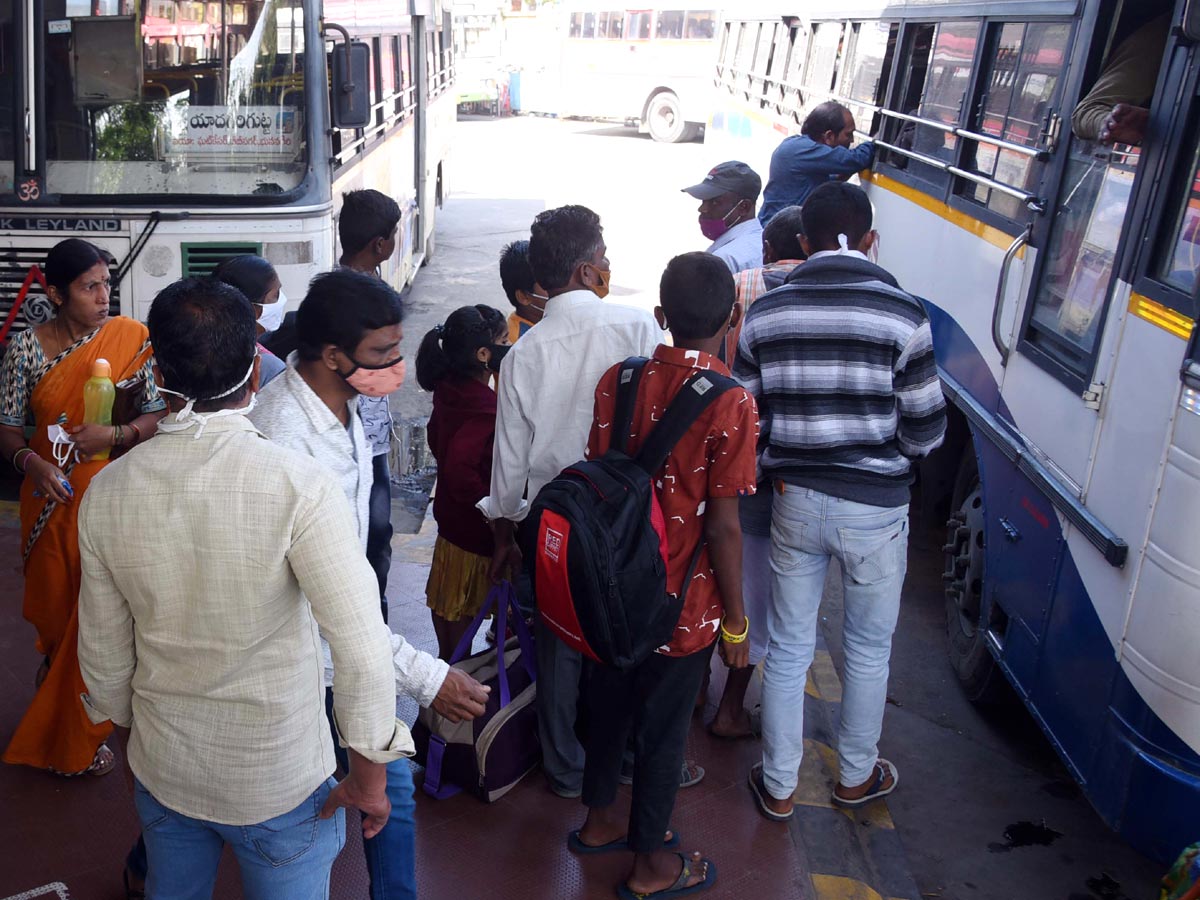 People Going To Their Hometown During Sankranthi Festival - Sakshi17