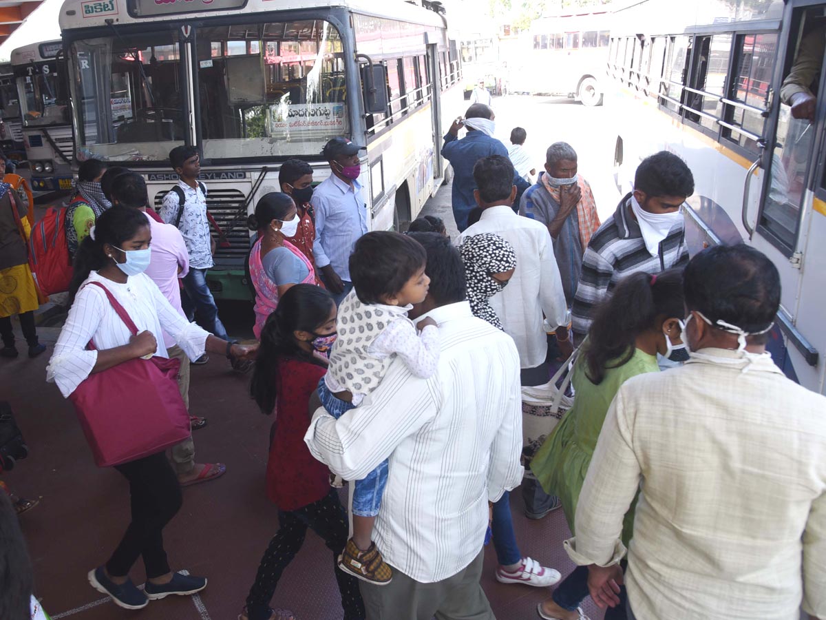 People Going To Their Hometown During Sankranthi Festival - Sakshi18