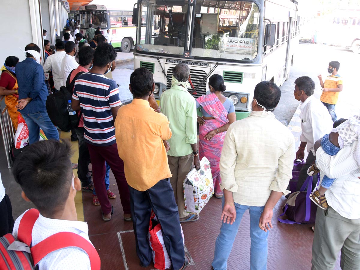 People Going To Their Hometown During Sankranthi Festival - Sakshi19