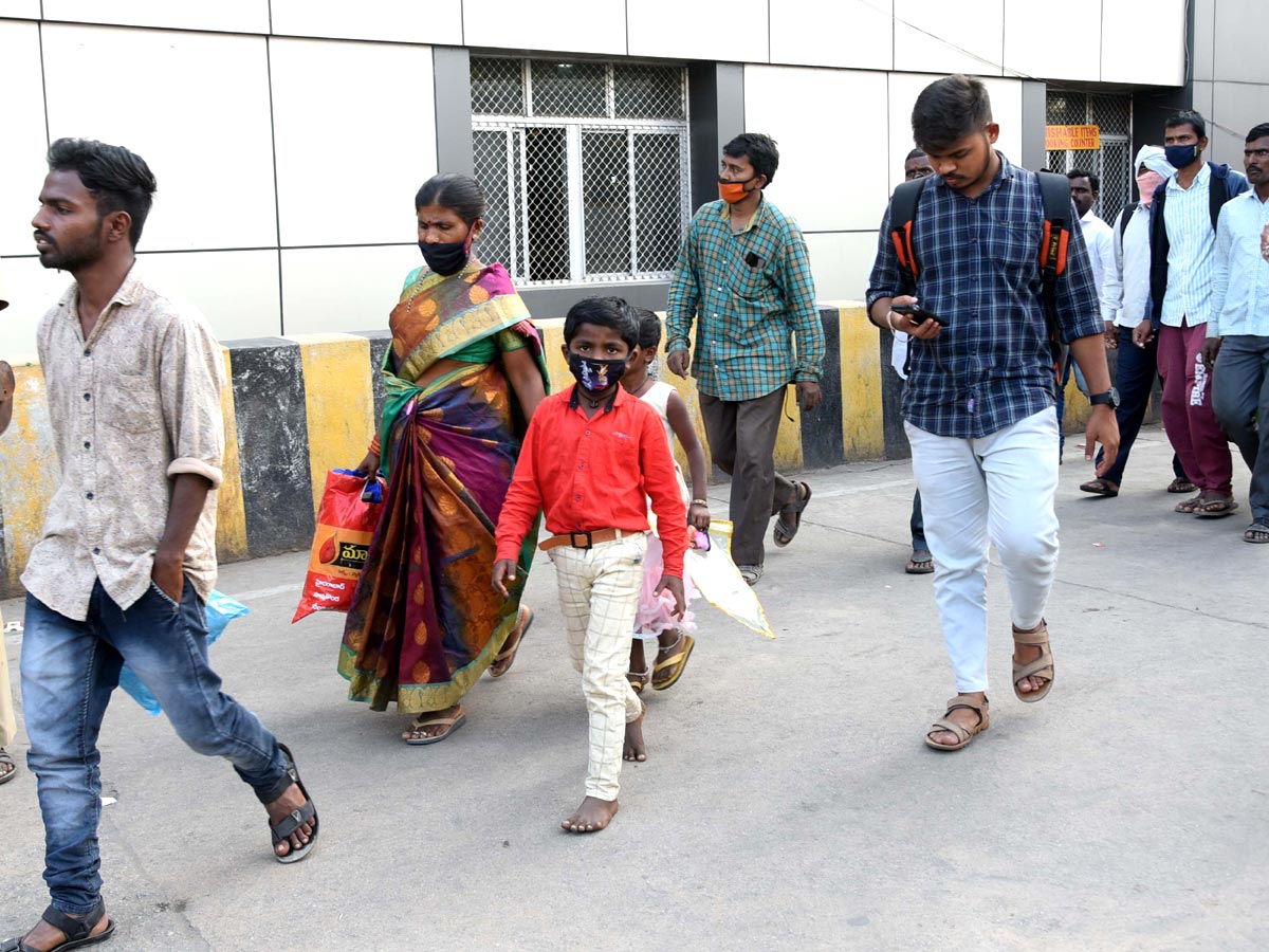 People Going To Their Hometown During Sankranthi Festival At; Jbs photo gallery - Sakshi5