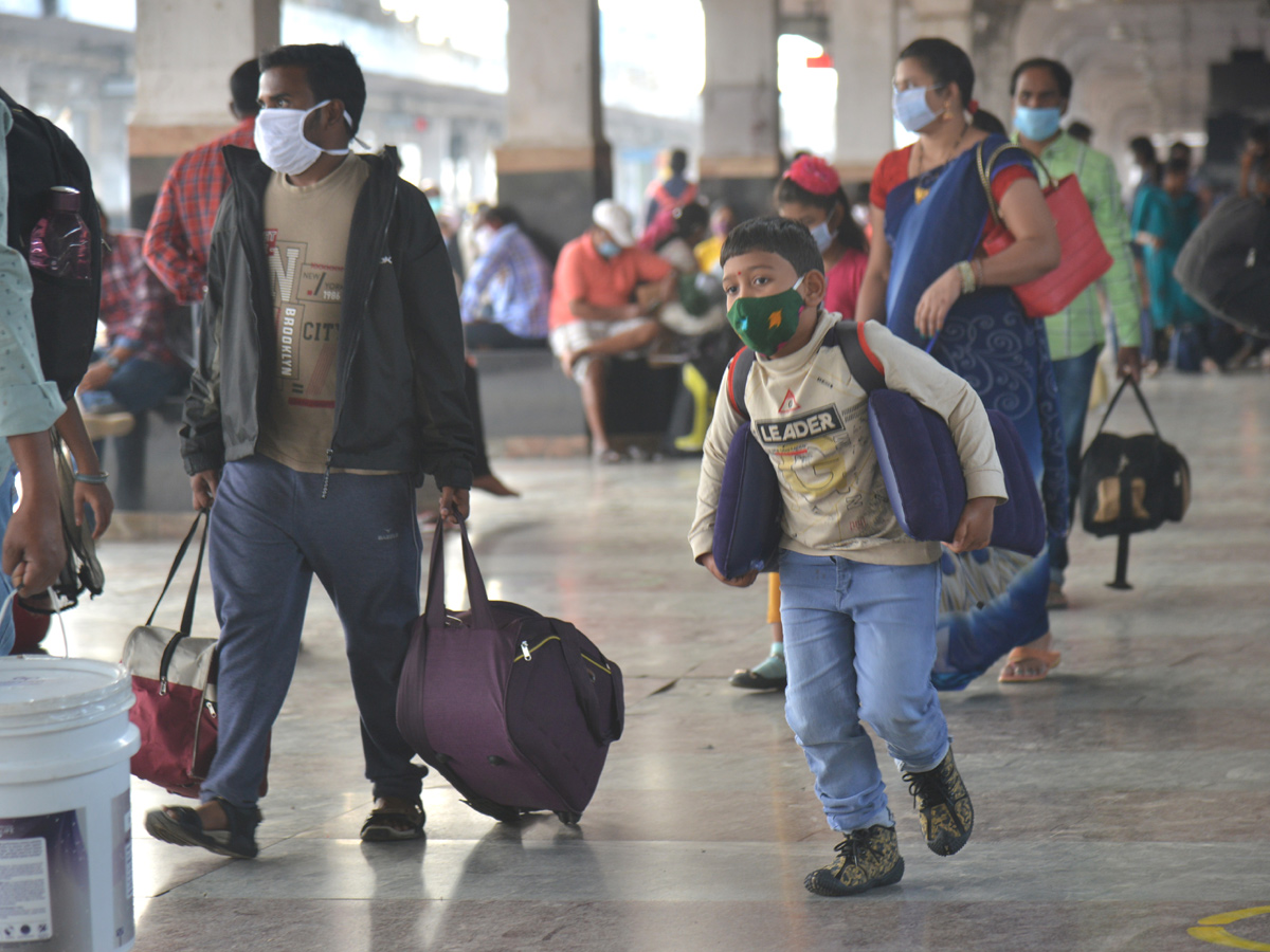 Huge Rush At Bus Stands Due To Sankranti Festival - Sakshi4