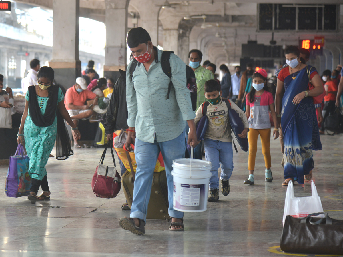 Huge Rush At Bus Stands Due To Sankranti Festival - Sakshi5