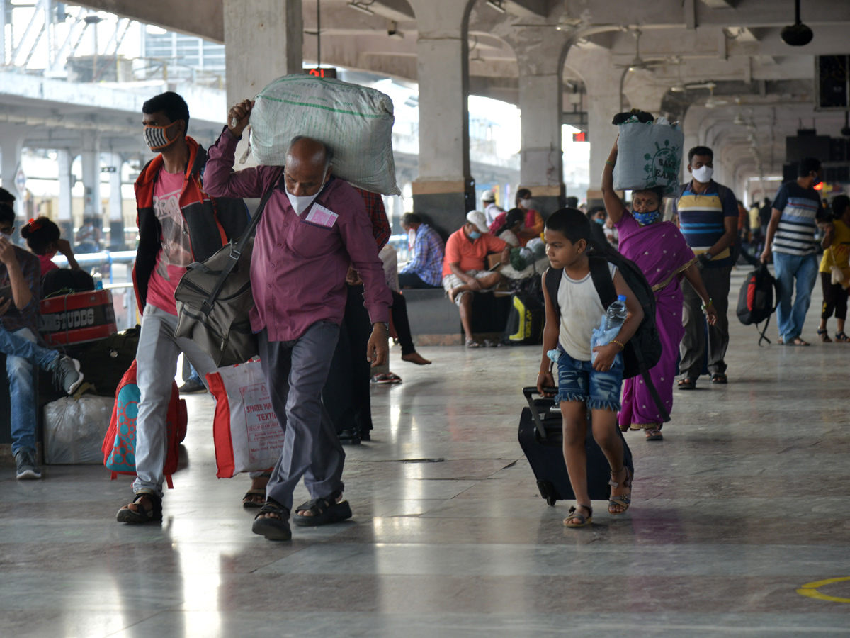 Huge Rush At Bus Stands Due To Sankranti Festival - Sakshi7