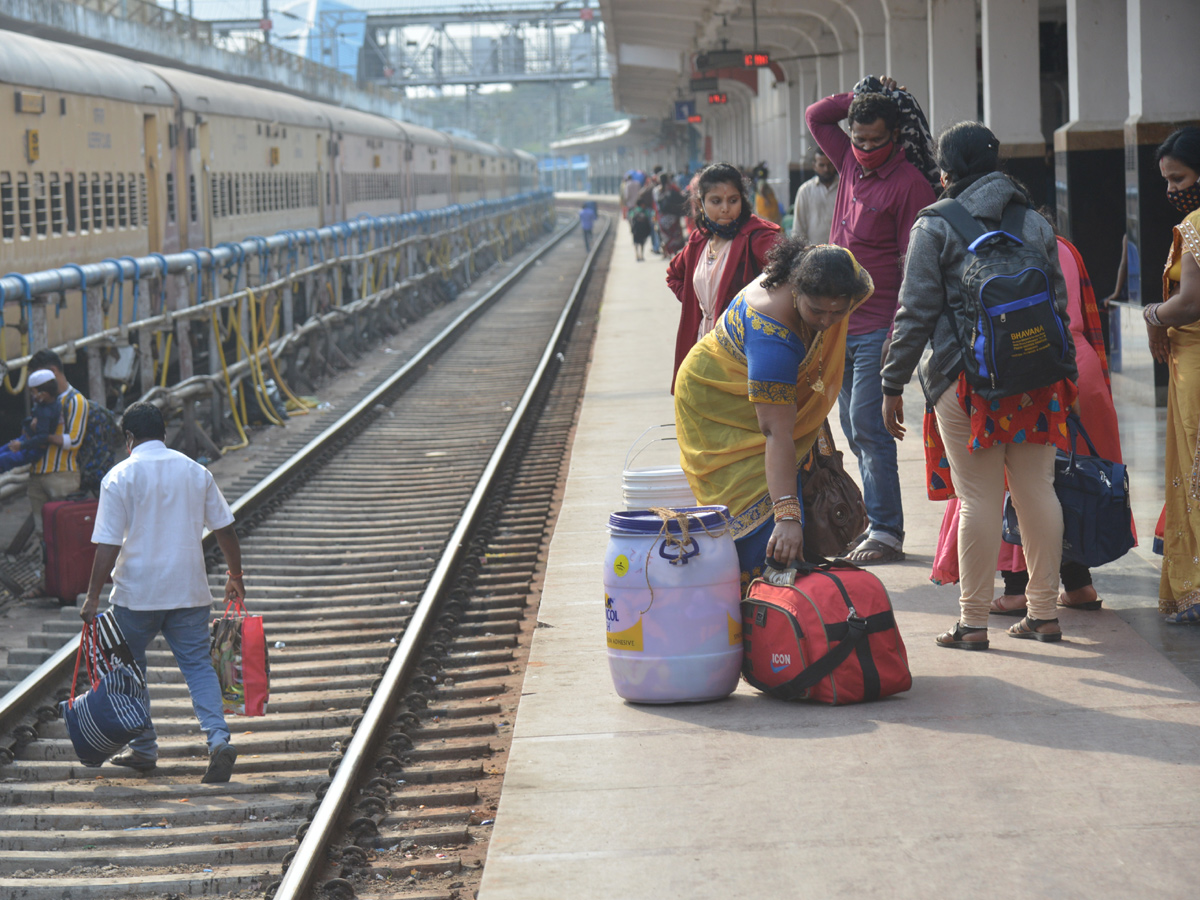 Huge Rush At Bus Stands Due To Sankranti Festival - Sakshi10