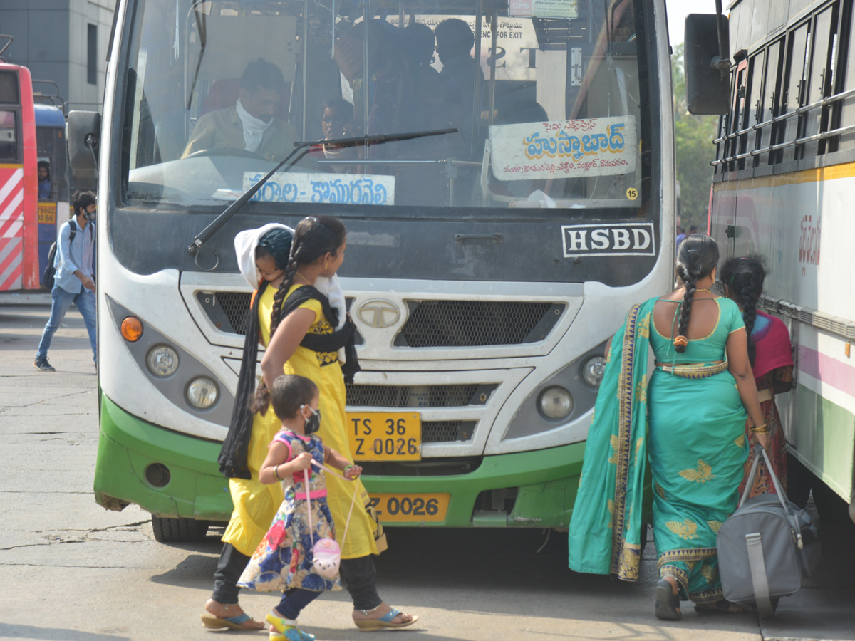 Huge Rush At Bus Stands Due To Sankranti Festival - Sakshi11