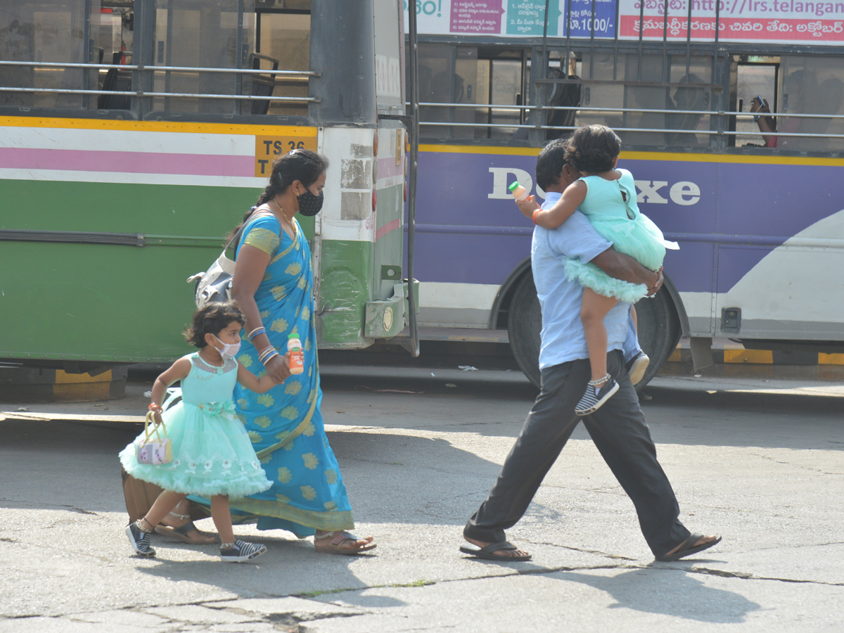 Huge Rush At Bus Stands Due To Sankranti Festival - Sakshi12