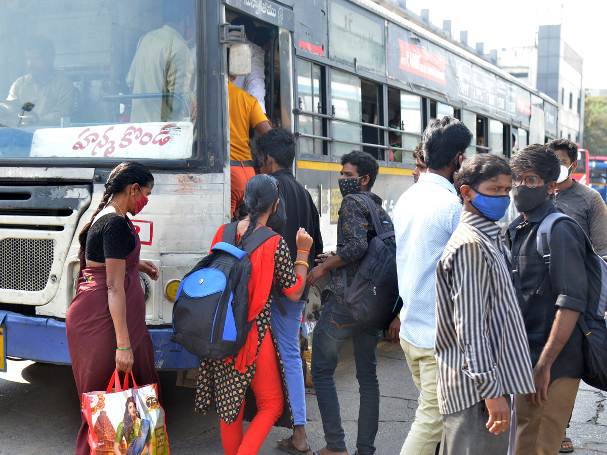 Huge Rush At Bus Stands Due To Sankranti Festival - Sakshi14