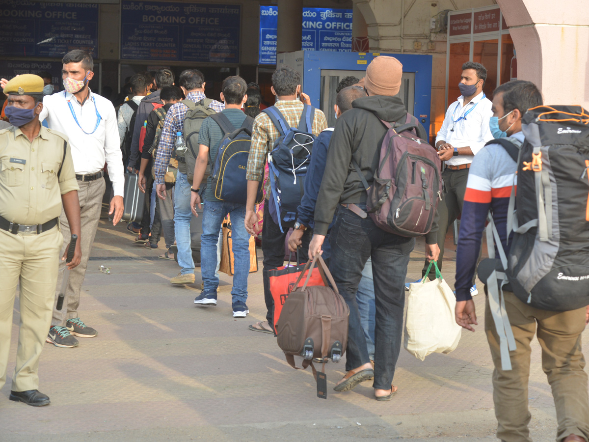 Huge Rush At Bus Stands Due To Sankranti Festival - Sakshi18
