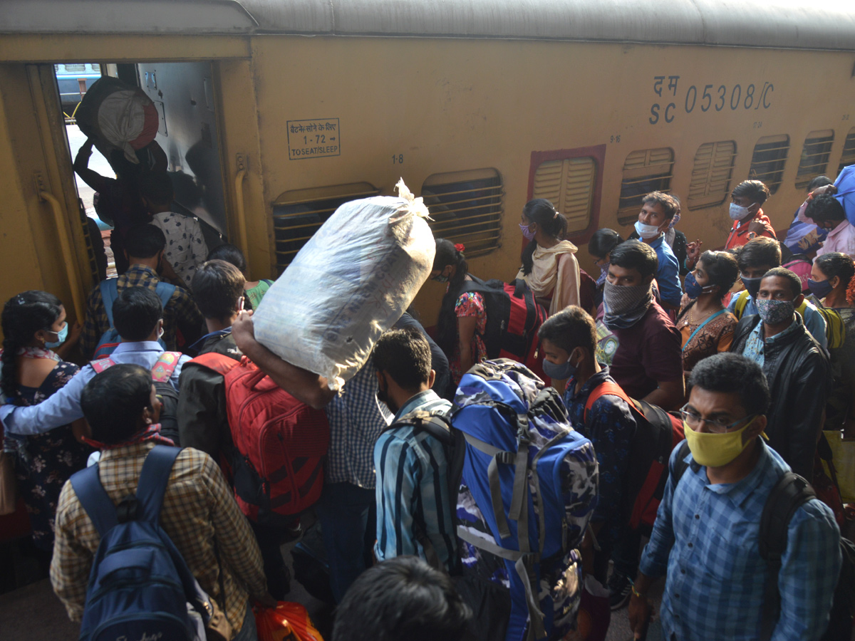 Huge Rush At Bus Stands Due To Sankranti Festival - Sakshi19