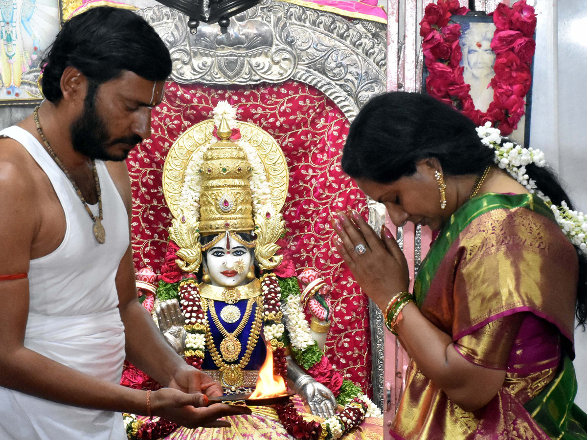 MLC Kavitha in Bhogi celebrations at Charminar in Hyd - Sakshi1