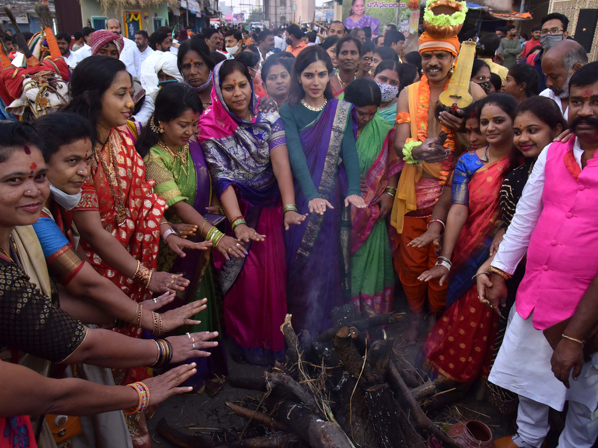 MLC Kavitha in Bhogi celebrations at Charminar in Hyd - Sakshi11