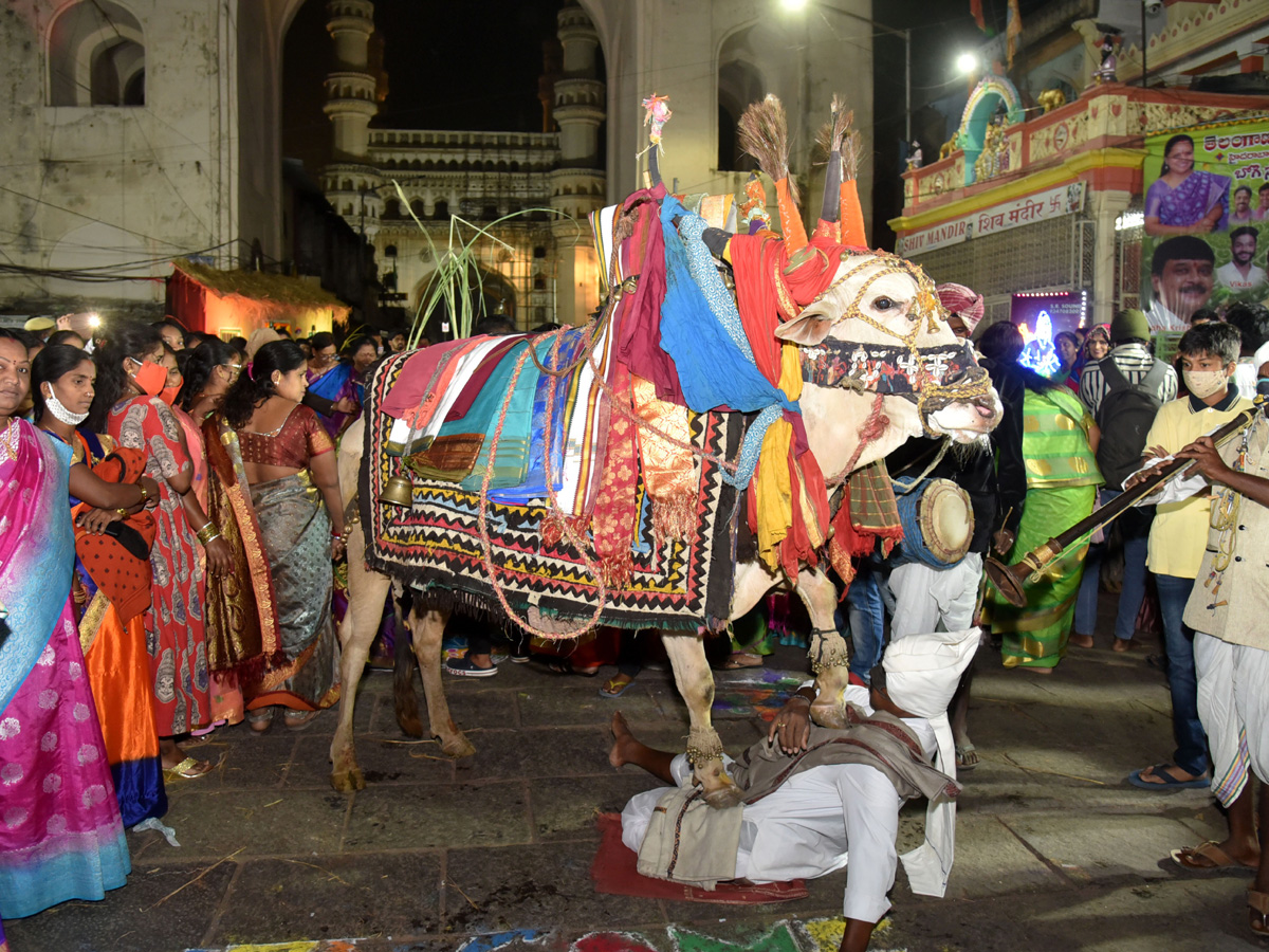 MLC Kavitha in Bhogi celebrations at Charminar in Hyd - Sakshi7