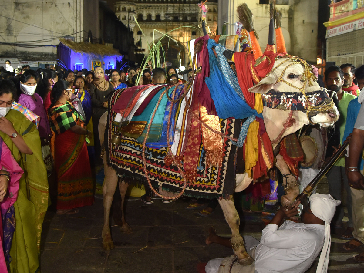 MLC Kavitha in Bhogi celebrations at Charminar in Hyd - Sakshi2