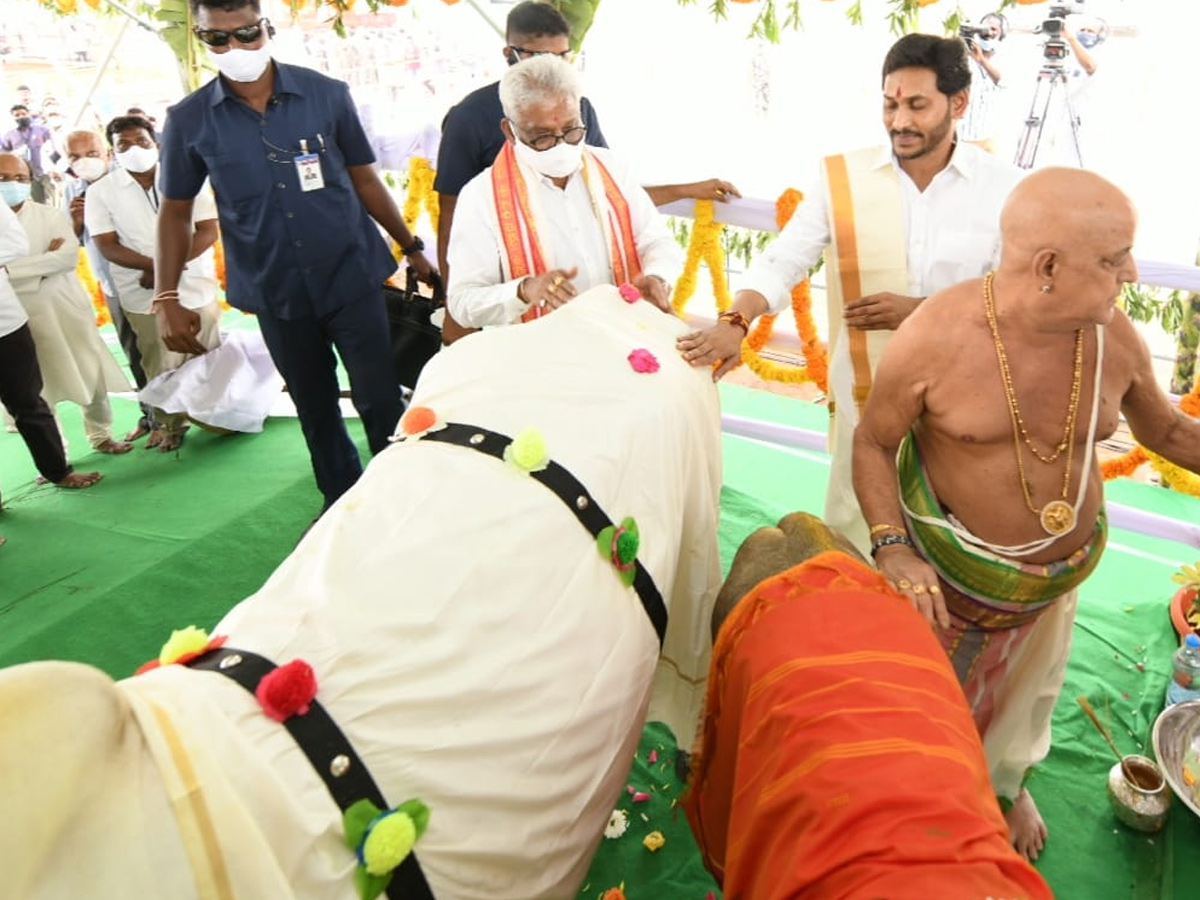 CM YS Jagan Participated In Go Puja At Narasaraopet - Sakshi2