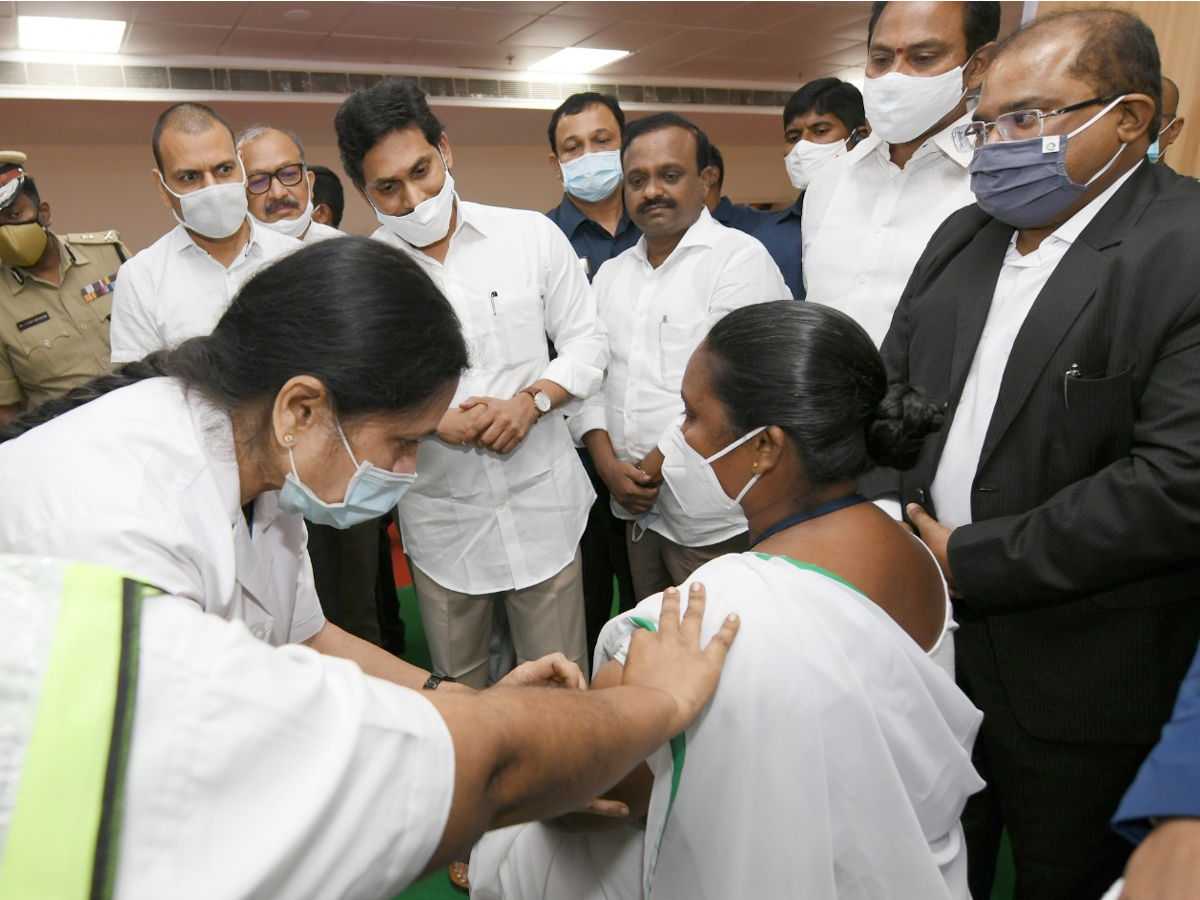 CM YS Jagan Launches Covid Vaccination Program In Vijayawada Photo Gallery - Sakshi2