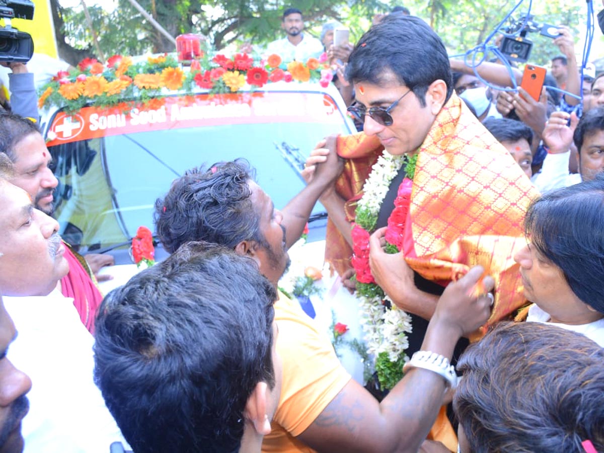 Real Hero Sonu Sood Suprise Visit To Tank Bund  Shiva ... - Sakshi1