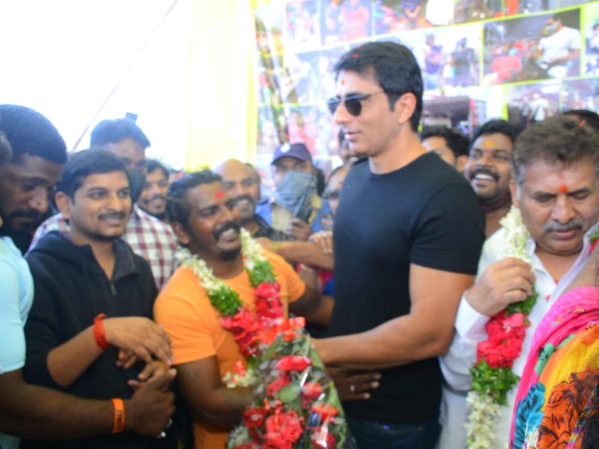 Real Hero Sonu Sood Suprise Visit To Tank Bund  Shiva ... - Sakshi2