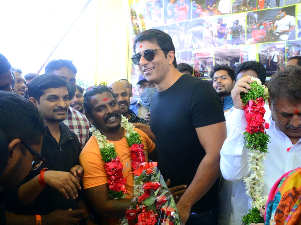 Real Hero Sonu Sood Suprise Visit To Tank Bund  Shiva ... - Sakshi3