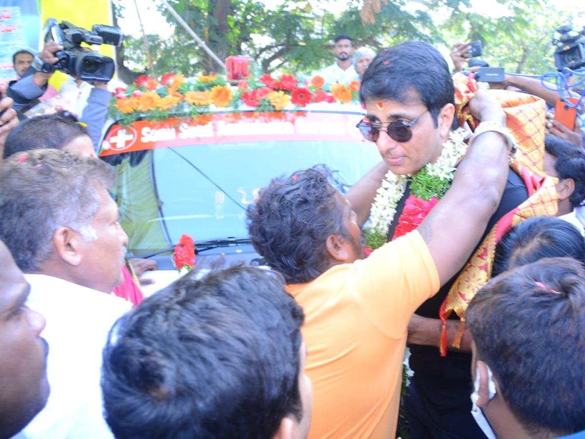 Real Hero Sonu Sood Suprise Visit To Tank Bund  Shiva ... - Sakshi4