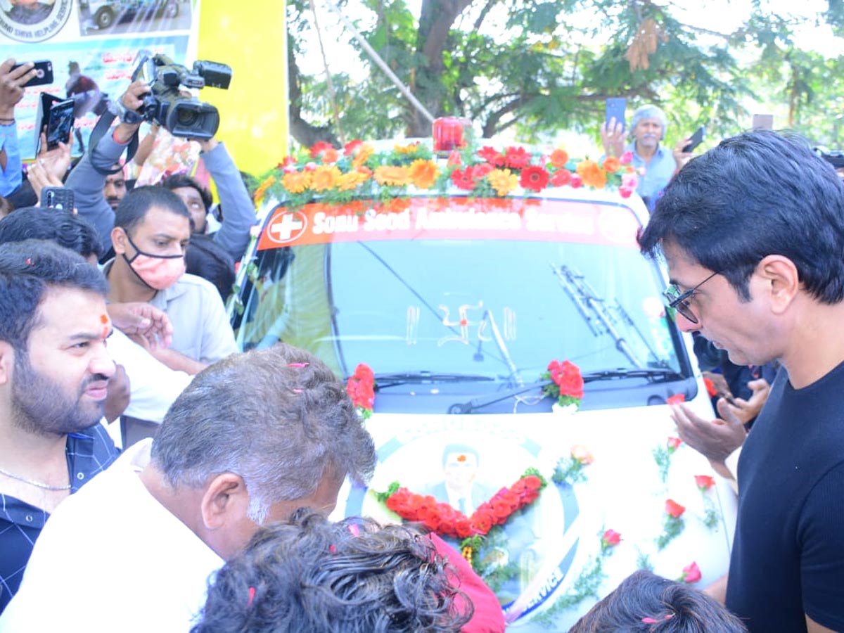 Real Hero Sonu Sood Suprise Visit To Tank Bund  Shiva ... - Sakshi5