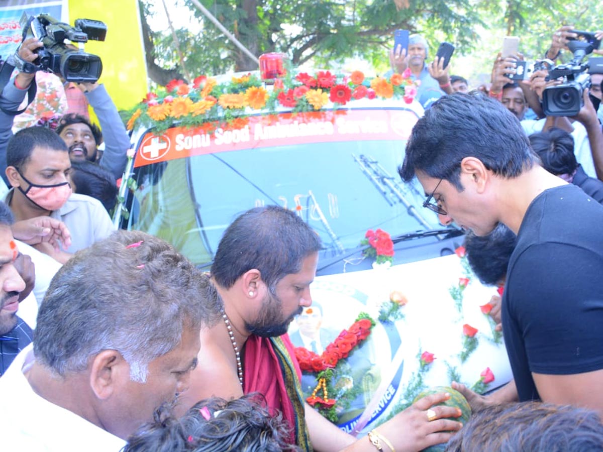 Real Hero Sonu Sood Suprise Visit To Tank Bund  Shiva ... - Sakshi6