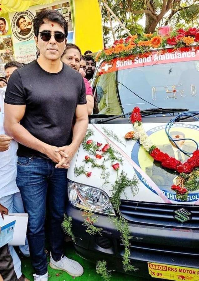 Real Hero Sonu Sood Suprise Visit To Tank Bund  Shiva ... - Sakshi8