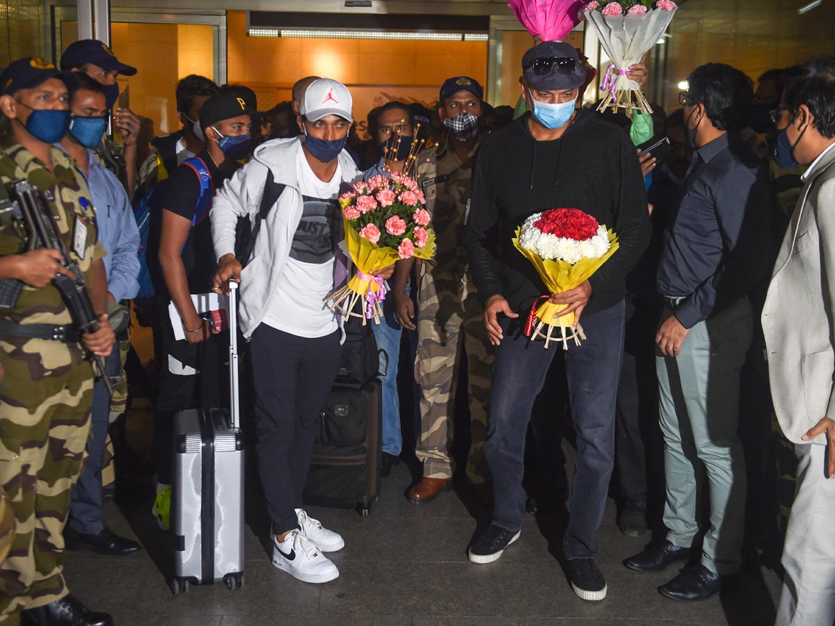 Ajinkya Rhane Receives Hero's Welcome After Returning Home From Mumbai - Sakshi4