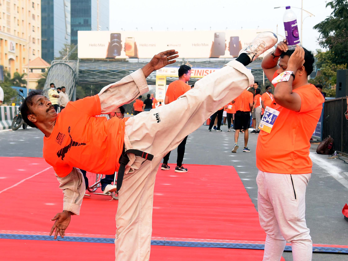 10km and 5km Runs Held at Hyderabad Cable Bridge - Sakshi10