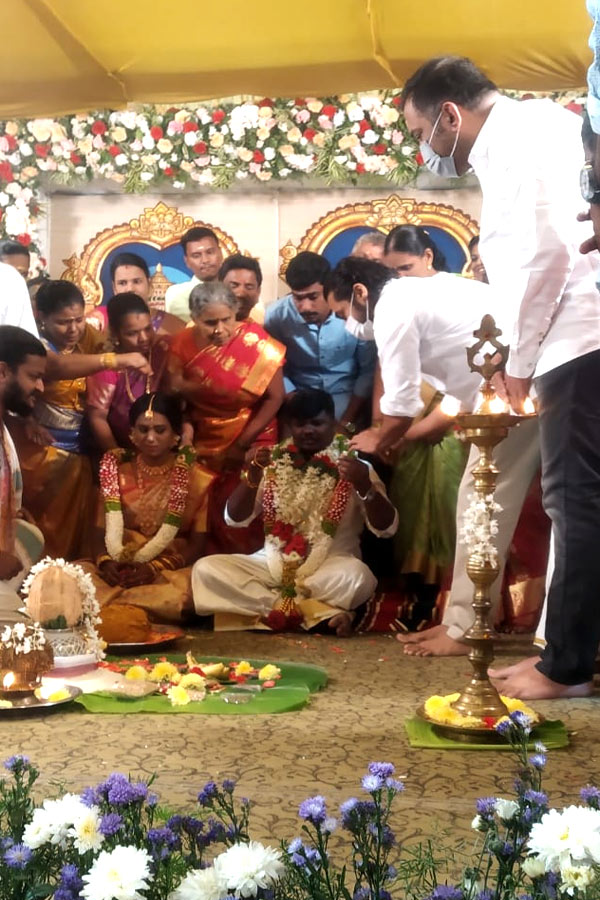 Suriya Attends His Fan Club Member Hari's Wedding.  - Sakshi10