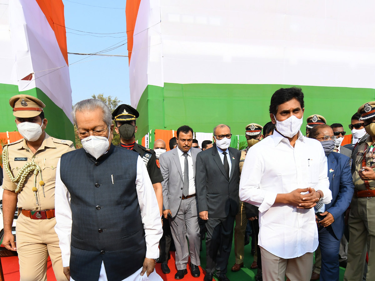 A.P Governor and CM attend Republic Day celebrations Photo Gallery - Sakshi9