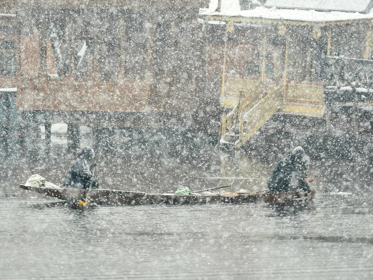 Gulmarg turns white as Kashmir receives fresh snowfall photo gallery - Sakshi3