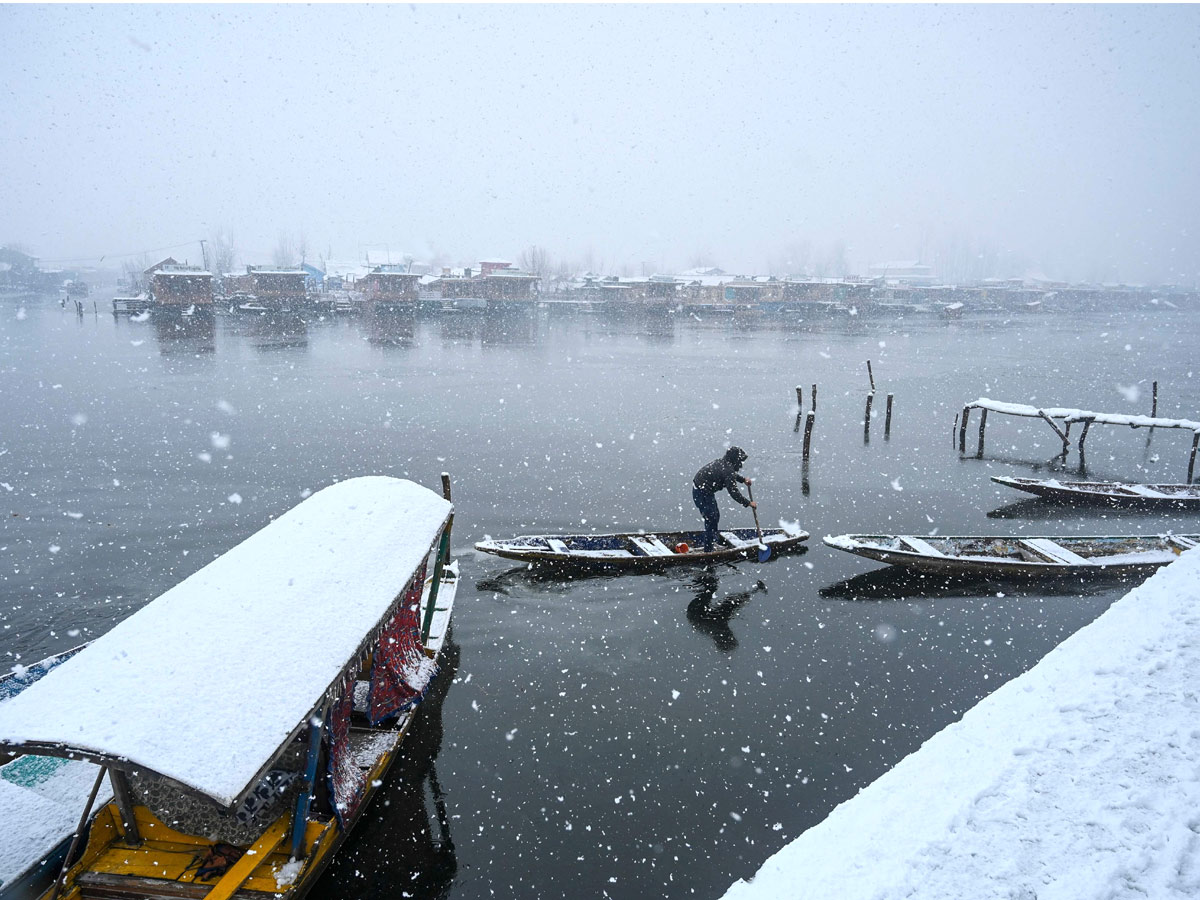 Gulmarg turns white as Kashmir receives fresh snowfall photo gallery - Sakshi4