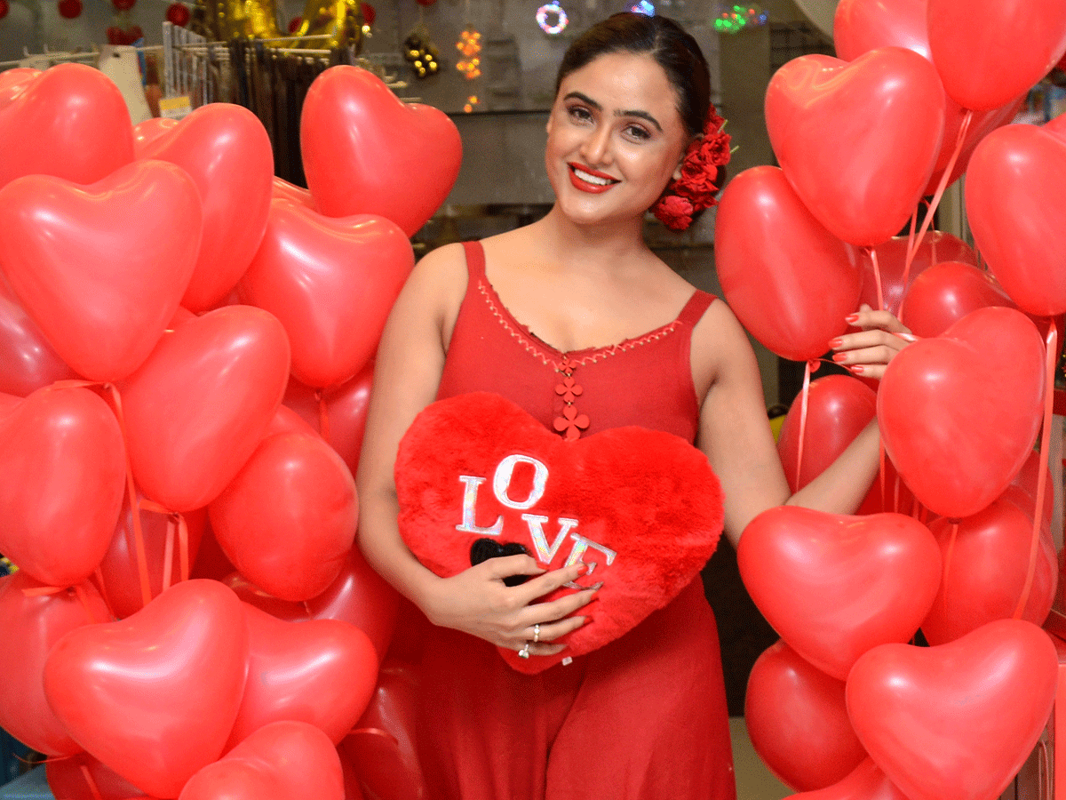 valentine day celebration in restaurant photos - Sakshi1