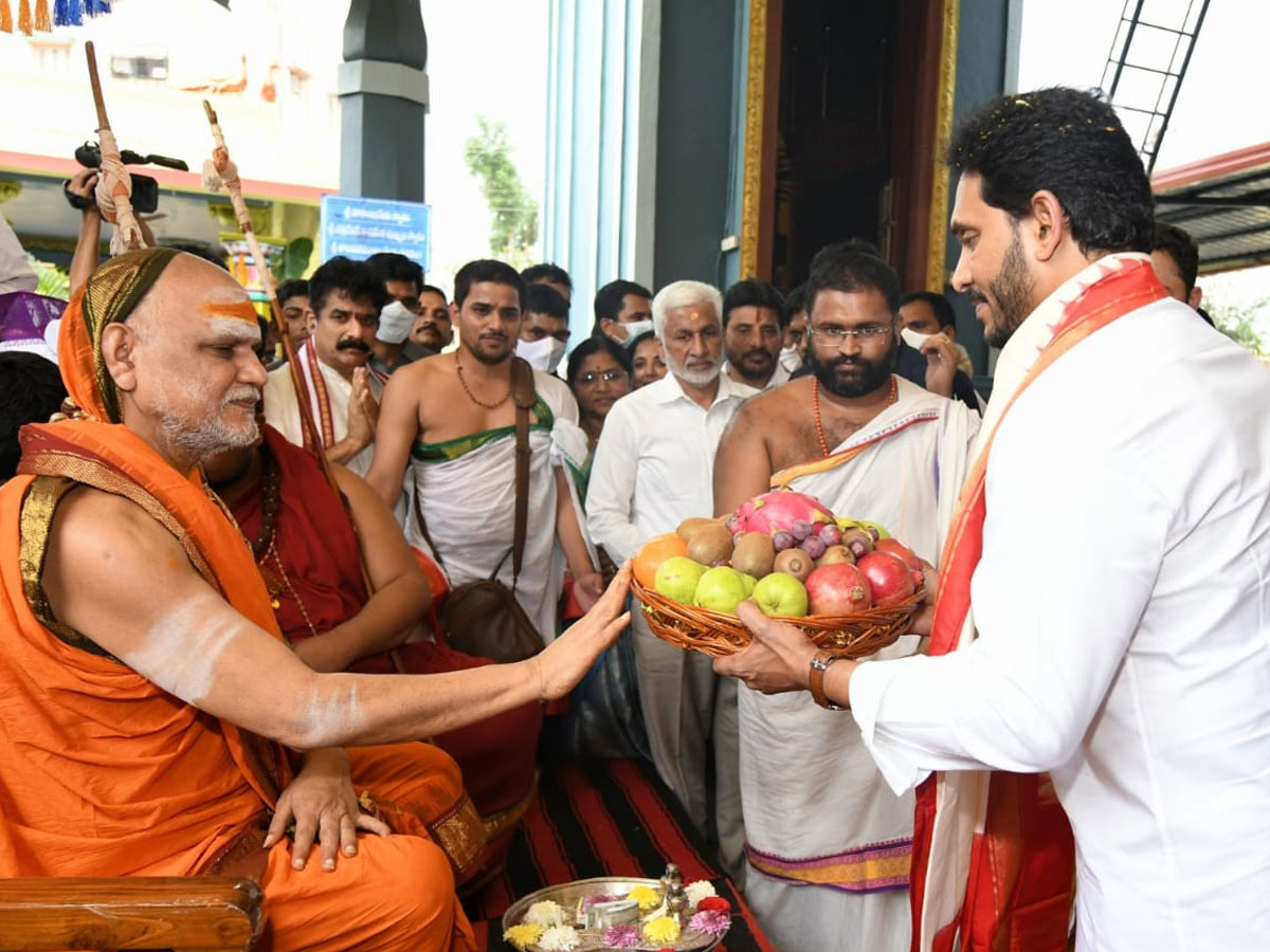 CM YS Jagan In Vizag For Participating Sarada Peetham Annual Festival photos - Sakshi18