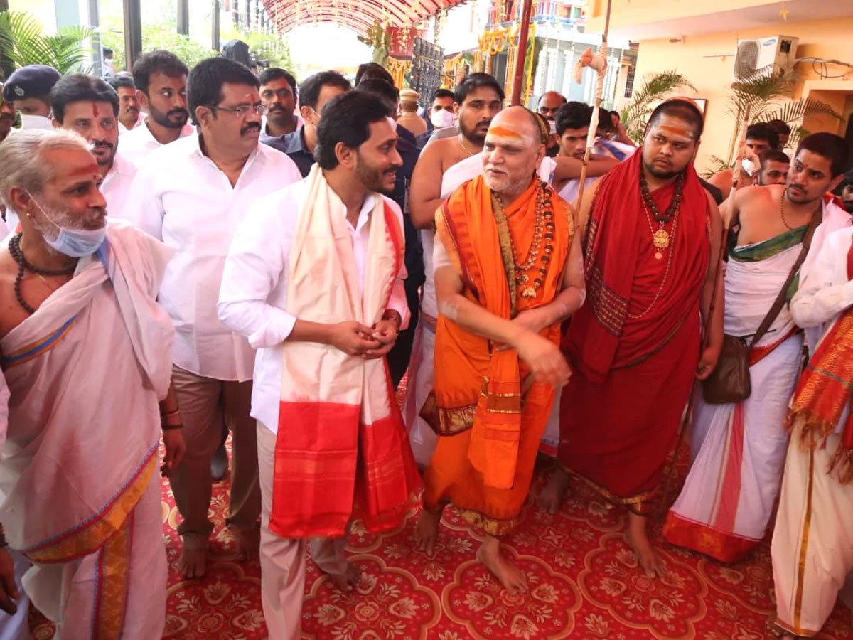 CM YS Jagan In Vizag For Participating Sarada Peetham Annual Festival photos - Sakshi3