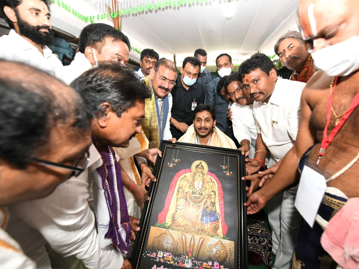 AP CM YS Jagan Mohan Reddy inaugurates Antarvedi temple chariot Photo Gallery - Sakshi2