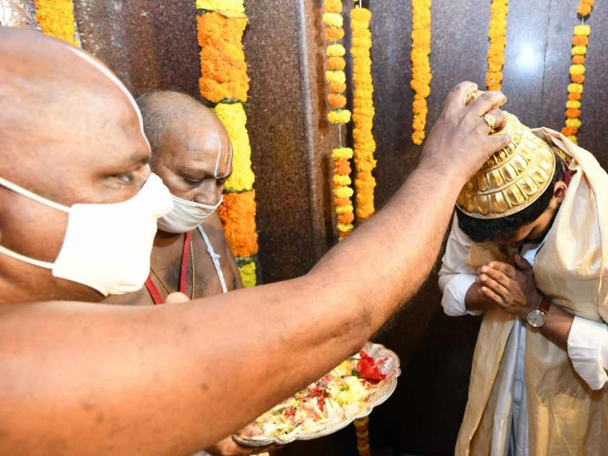 AP CM YS Jagan Mohan Reddy inaugurates Antarvedi temple chariot Photo Gallery - Sakshi10