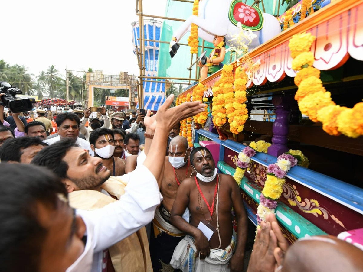 AP CM YS Jagan Mohan Reddy inaugurates Antarvedi temple chariot Photo Gallery - Sakshi12