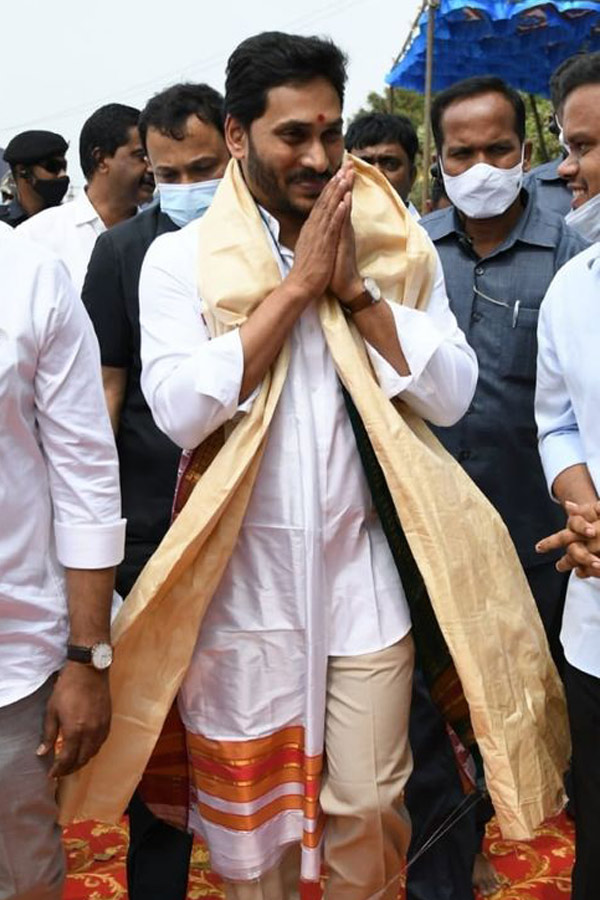 AP CM YS Jagan Mohan Reddy inaugurates Antarvedi temple chariot Photo Gallery - Sakshi16