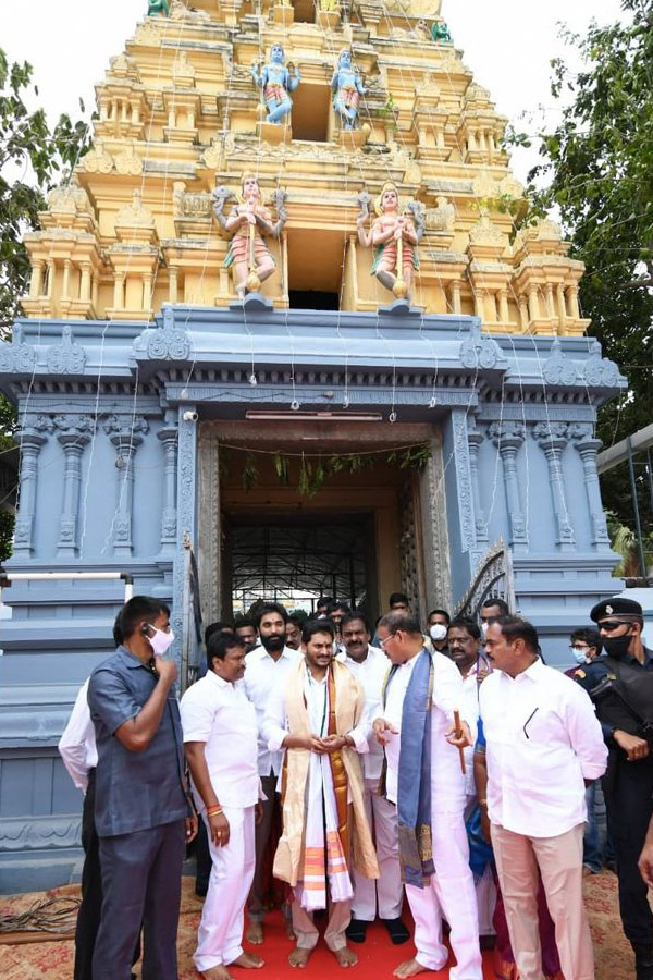 AP CM YS Jagan Mohan Reddy inaugurates Antarvedi temple chariot Photo Gallery - Sakshi17