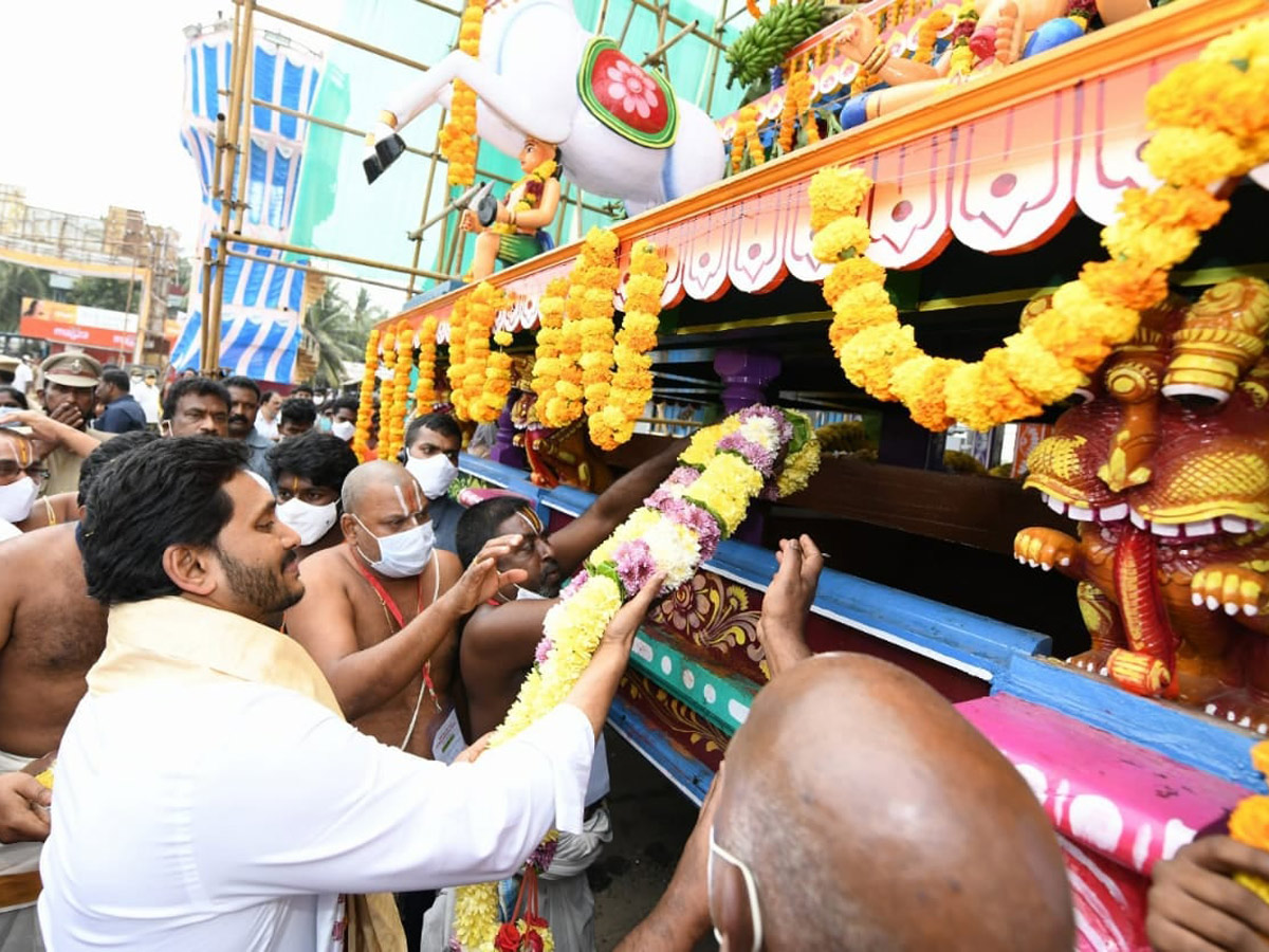 AP CM YS Jagan Mohan Reddy inaugurates Antarvedi temple chariot Photo Gallery - Sakshi4