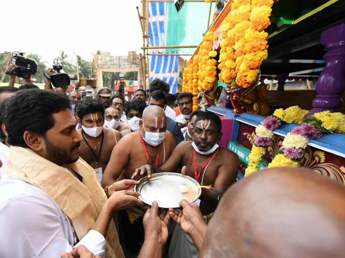 AP CM YS Jagan Mohan Reddy inaugurates Antarvedi temple chariot Photo Gallery - Sakshi5