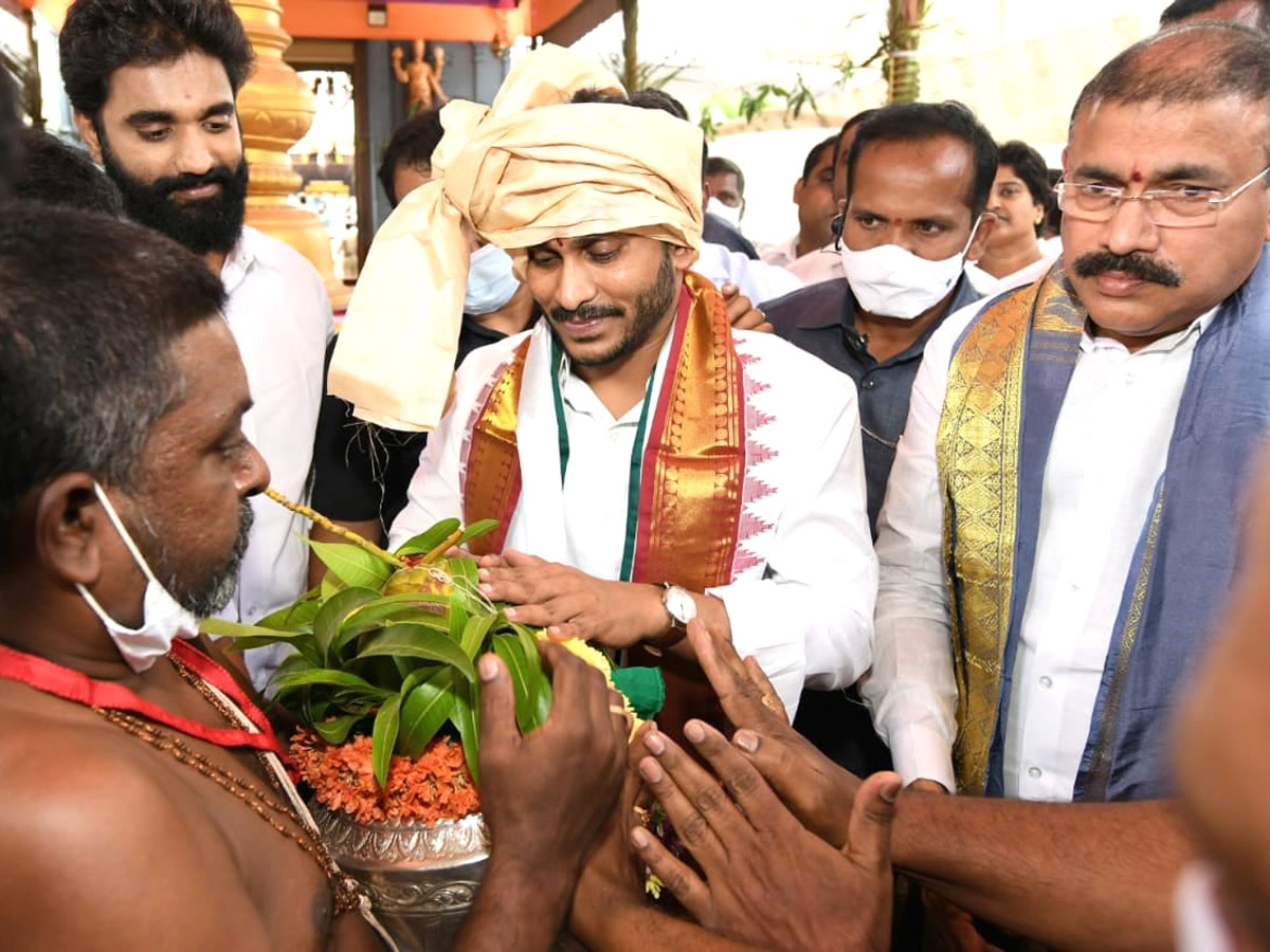 AP CM YS Jagan Mohan Reddy inaugurates Antarvedi temple chariot Photo Gallery - Sakshi7