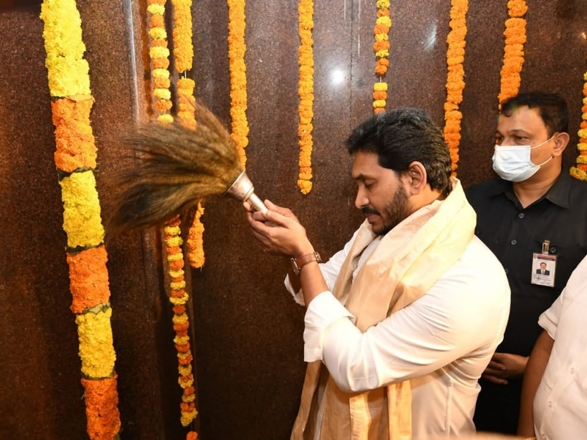 AP CM YS Jagan Mohan Reddy inaugurates Antarvedi temple chariot Photo Gallery - Sakshi8