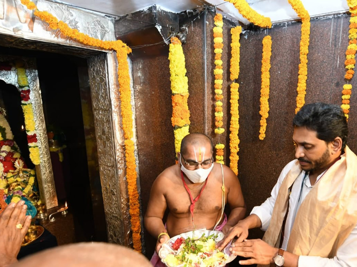 AP CM YS Jagan Mohan Reddy inaugurates Antarvedi temple chariot Photo Gallery - Sakshi9