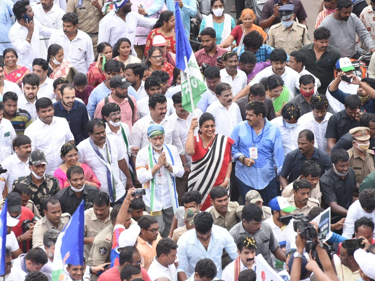 MP Vijayasai Reddy Padayatra Successful Over Steel Plant Privatization Photo Gallery - Sakshi1