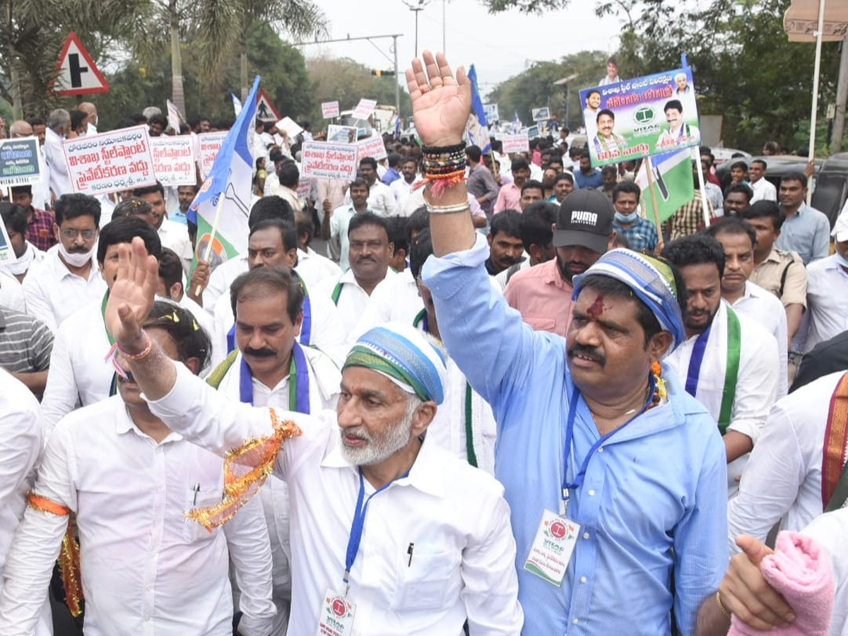 MP Vijayasai Reddy Padayatra Successful Over Steel Plant Privatization Photo Gallery - Sakshi15