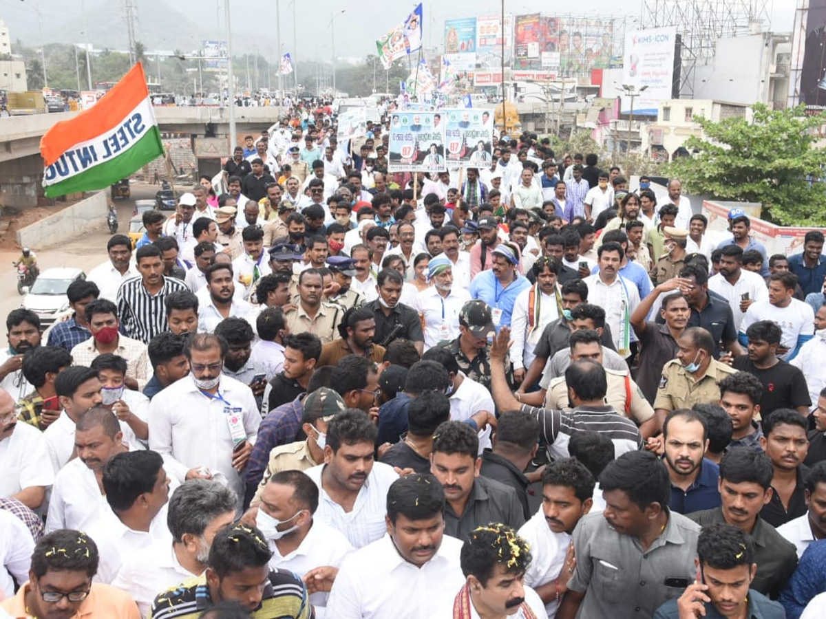 MP Vijayasai Reddy Padayatra Successful Over Steel Plant Privatization Photo Gallery - Sakshi17