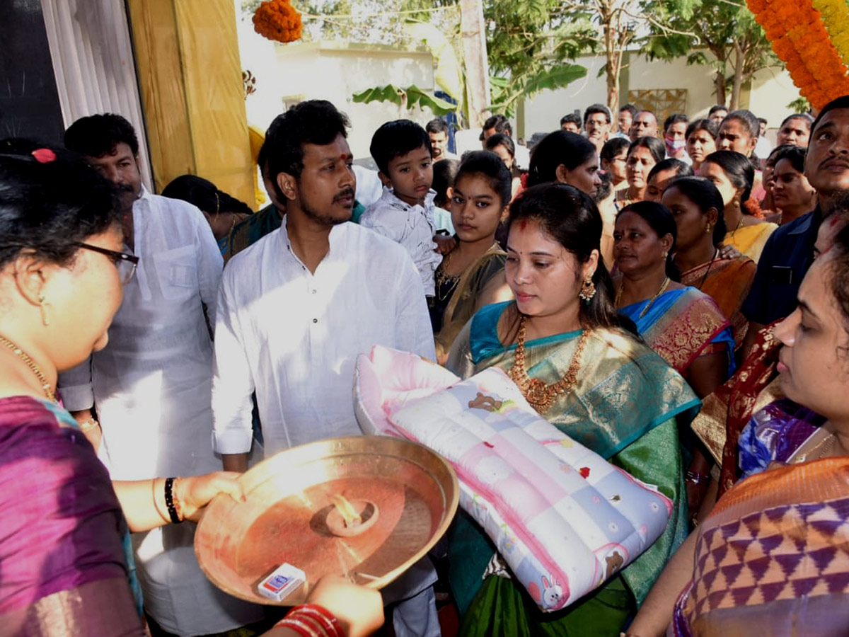 AP Dy CM Pamula Pushpa Sreevani Daughter Naming Ceremony Photo Gallery - Sakshi9