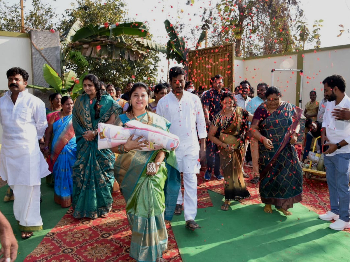 AP Dy CM Pamula Pushpa Sreevani Daughter Naming Ceremony Photo Gallery - Sakshi6